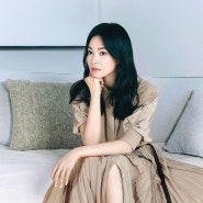 42세 송혜교 여름 출근룩 모임룩 블라우스 플리츠 롱스커트 패션