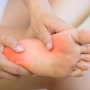 발바닥 뒤꿈치 통증 및 앞쪽 통증의 원인 및 해결 방법