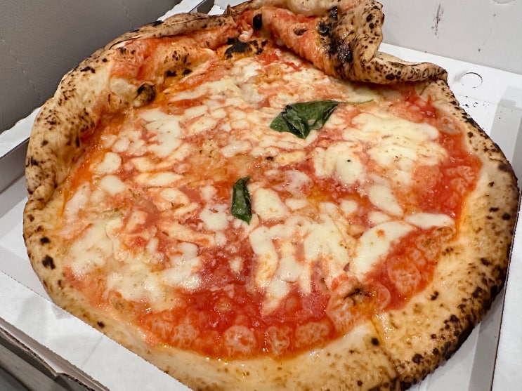나폴리 전설의 3대 피자 ‘피제리아 다 미켈레(Pizzeria Da Michele)’ 마....