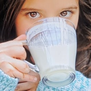 우유의 효능 및 부작용? 우유 먹고 설사 해결과 유통기한 지난거 섭취