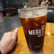 메가 커피 한잔과 김밥