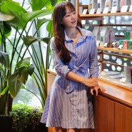 박보영 청순한 매력의 파란색 스트라이프 원피스 코디 | 240725 | 산드로(Sandro) 브랜드