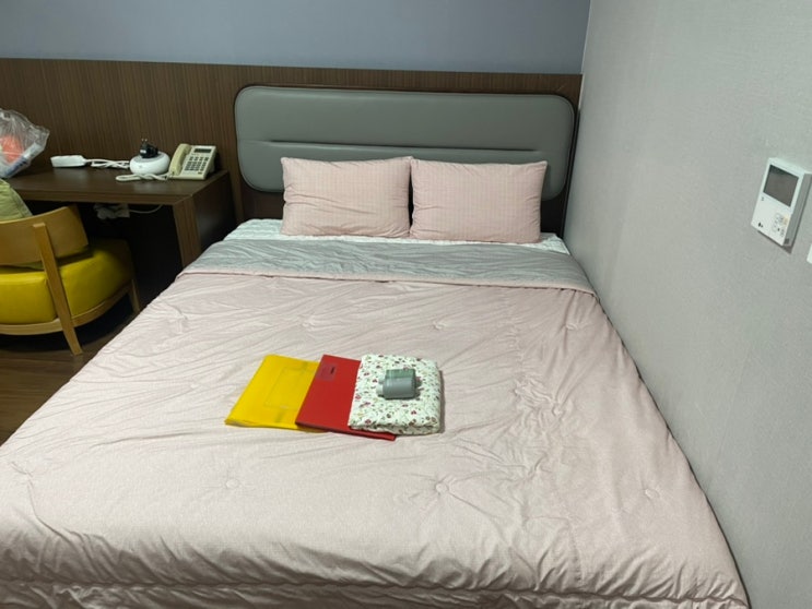 객실내부,침대,분홍인테리어,데스크