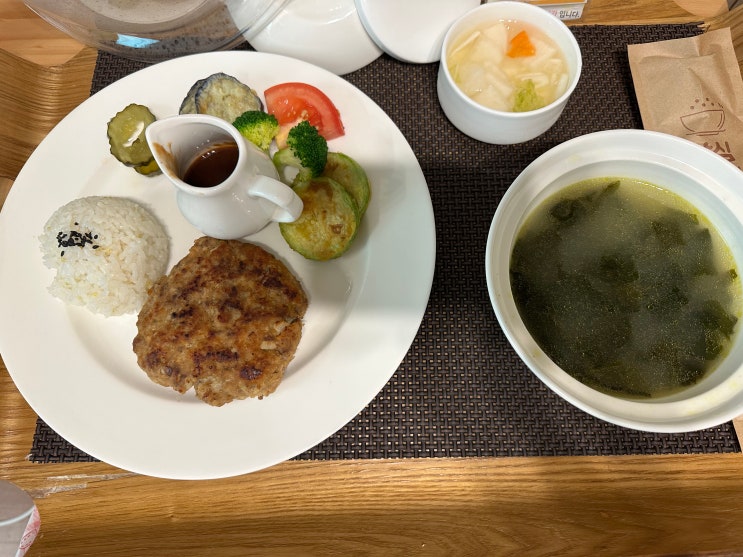 식단,함박스테이크,미역국,산후식