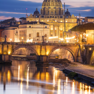 이탈리아 로마 성 천사성 Castel Sant'Angelo 와 움베르토 1세 다리 Ponte Umberto I 에서 본 바티칸 야경