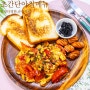 초간단 아침 메뉴 소세지 토마토달걀볶음에 버터토스트 블루베리 콩포트 아침 브런치 만들기