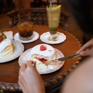 익선동 디저트 수플레맛집 추천 - 동백양과점 익선동(수플레 팬 케이크 딸기, 벌집 소보루)