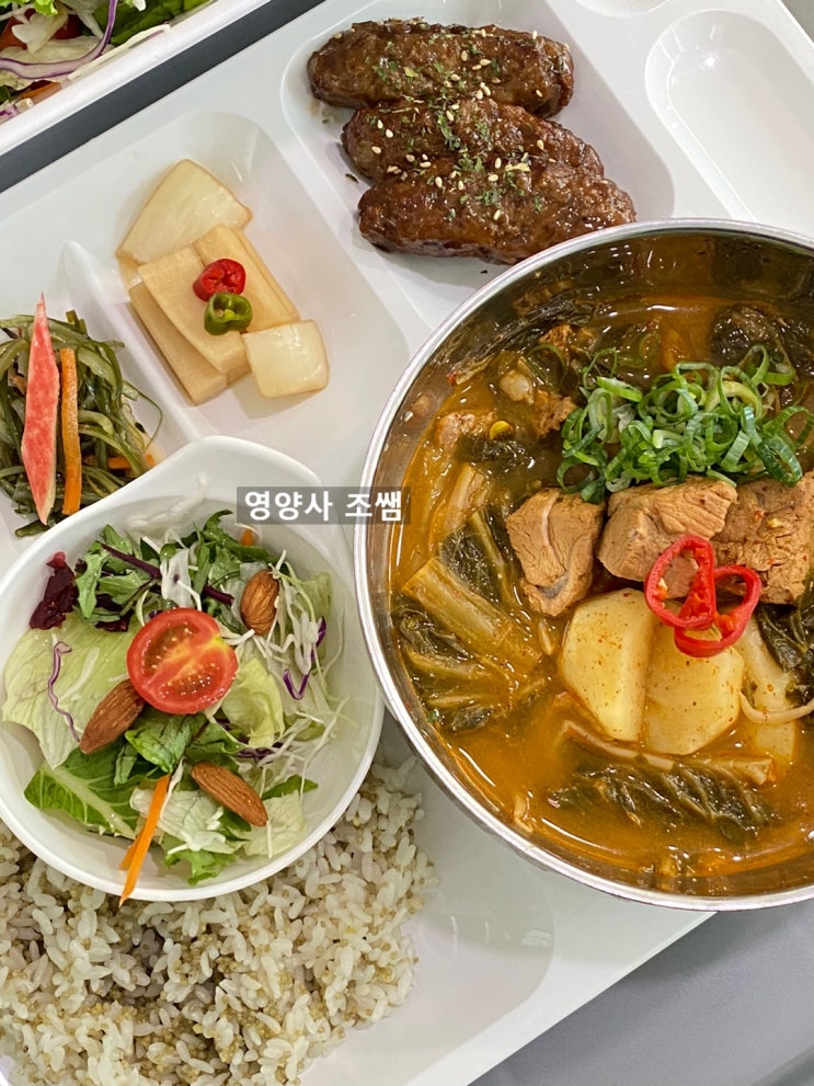 단체급식:) 차조밥, 우거지 감자탕, 명란한 떡갈비, 미역줄기 맛살 볶음, 양파장아찌, 섞박지, 아몬드 샐러드 (24.9.4 ...