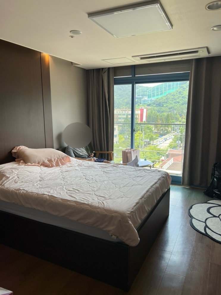 객실,침대,통창,산뷰
