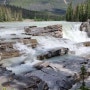 엄청난 양의 물이 우렁차게 떨어지는 애서배스카폭포(Athabasca Falls)