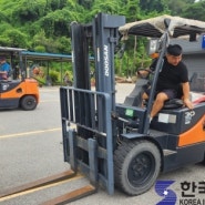 당진시의 한 중장비 운전학원에서 진행된 소형 건설기계 면허취득 과정 교육(2024. 8. 27.). -실효성 높은 농·산업기계 교육으로 성공적 정착 및 역량강화 유도- 태안군이