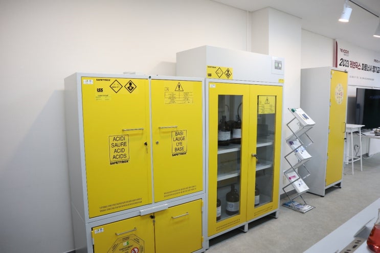 [LSS] 실험실 법적 필수품 - 산, 염기 물질 보관 안전 캐비닛 (Storage of Chemicals, Acids ...