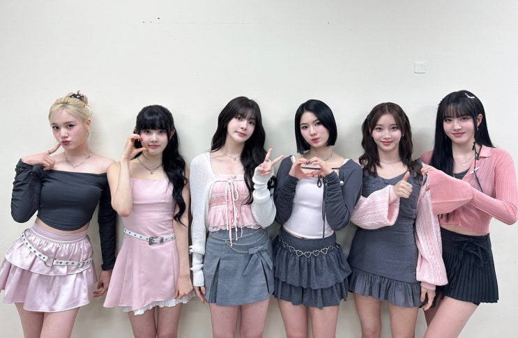 스테이씨 공식 트위터 속 패션 옷 / 페인오어플레져 슬리브리스, 볼레로 가디건, 플리츠 스커트 : 네이버 블로그