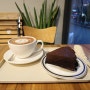 [용산/효창공원앞역 카페] 홀트-비건 초콜렛 무스 케이크가 맛있는 비건 음료&디저트 카페