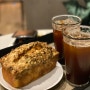 [종로/세검정] 몽핀 베이커리 - 1인 2개 한정 판매하는 유명한 밤식빵/ 동굴같은 카페