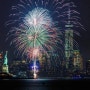 맨하탄 남쪽의 배터리파크(Battery Park)에서 뉴욕시의 2024년 새해맞이 자유의 여신상 불꽃놀이 구경