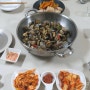 바지락 술찜 막걸리 보쌈 김말이 튀김 황태채 술안주 음식 조합
