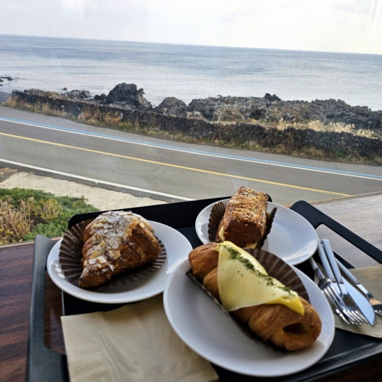 제주도카페 카페아오오 성산 오션뷰를 보며 맛있는 빵과 커피...