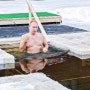 71세 푸틴, 영하 5도에 훌러덩 벗고 얼음물 입수