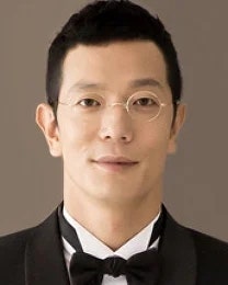 최근 '외계+인'에서 강렬한 연기 펼친 배우 지건우에게서 가슴 미어지는 교통사고 소식이 전해졌고, 두 손 꼭 모아 기도하게 된다 ...