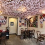 송파구 방이동 카래전문점에 인조벚꽃나무 천장꽃장식