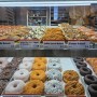 신사동 가로수길 빵투어 :: 랜디스도넛 가로수길점 포장 후기, 추천 메뉴 (애플프리터, 크론디, 버터크럼, 크림사탕, 코코넛 도넛)