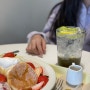 [방문후기] 아이들과 신중동 카페 띵크프룻에서 과일 음료와 수플레팬케이크 먹었네요.