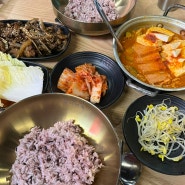 홍대 김치찌개 맛집 밥장인 짜글이라 비벼먹기 너무 좋아!