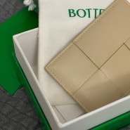 보테가베네타 인트레치아토 카드지갑 포리지 컬러 4달 사용 후기