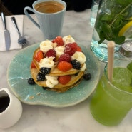 [프랑스 파리 여행] 샹젤리제 거리 브런치카페 Azur Cafe 음료는 엉성하지만, 존맛 과일 팬케이크