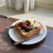 [일월일일] 따끈따끈한 하나의 토스트로 4가지 맛을 즐길 수 있는 혜화역 카페