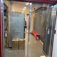 김해시 외동 엽기떡볶이 매장 입구 자동문 설치 , 강화도어를 자동문으로 교체합니다.
