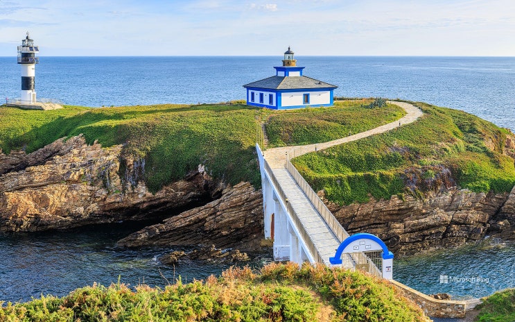 스페인, 갈리시아, 리바데오 등대 전경(View of the Ribadeo lighthouse, Galicia, Spain ...