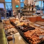 다양한 종류의 빵이있는 송도 안스 베이커리