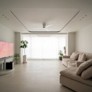 화이트톤과 플랜테리어: 편안한 분위기를 선사하는 인테리어 디자인, 마곡 수명산파크 32평형 by 웰가디자인