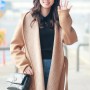 박은빈 공항 패션 :: 명품 가방 브랜드 토리버치 숄더백 니트 티셔츠 청바지 여성 핸드백
