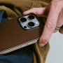 노마드, 아이폰 15를 위한 초박형 보호 층을 제공하는 Nomad 자석 가죽 백