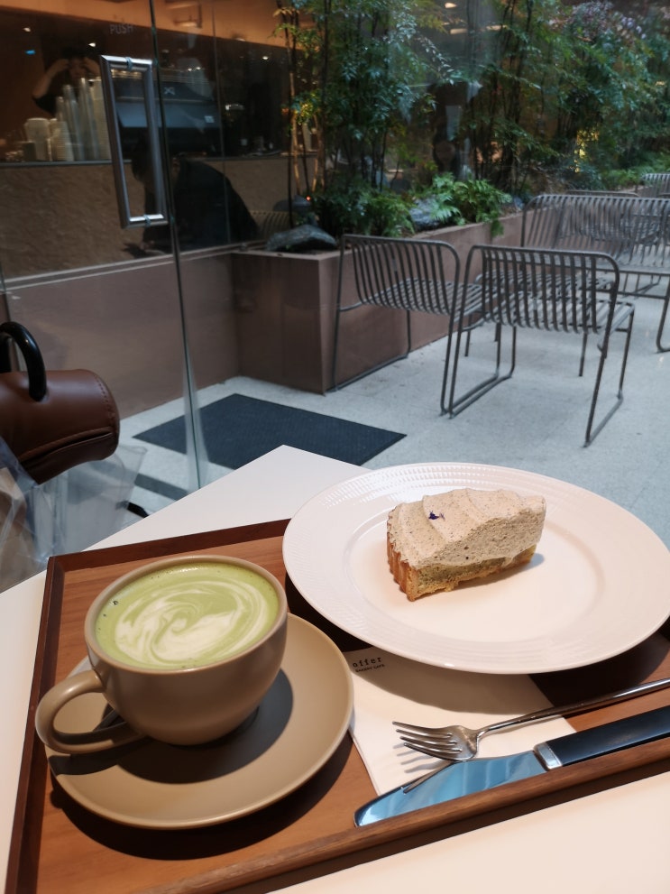 홍대에 가면 무조건 들러야 하는 카페. 홍대 디저트 맛집 [오퍼 카페] 홍대카페추천 : 네이버 블로그