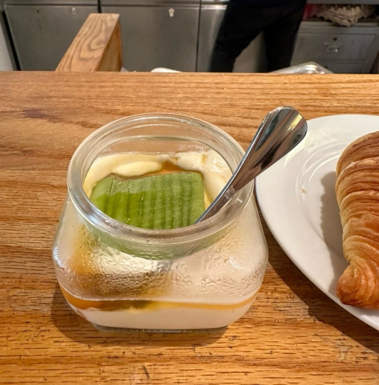 페낭 여행/Aayu Chulia 숙소 후기/Mugshot Cafe&Rainforest Bakery