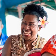 남태평양 폴리네시아 여성들 헤어 머리꽃장식 이유와 의미는?