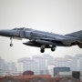 [국방동향] 퇴역 앞둔 F-4E 팬텀, F-15K·F-35A 등과 '고별 활주훈련'