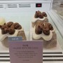 연남동 디저트 맛집 카페꼼마&얀쿠브레 - 평범한 커피, 비싼 디저트, 무지 맛있는 쑥 아몬드 케이크