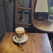 [리브릭] 라떼가 맛있는 성수동 애견동반 가능 카페 / 혼자 조용히 커피 즐기기 좋은 카페