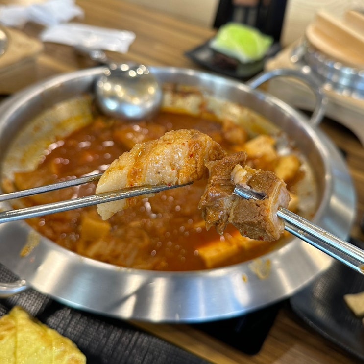 의정부 민락동 통삼겹 김치찜과 오남매 솥밥