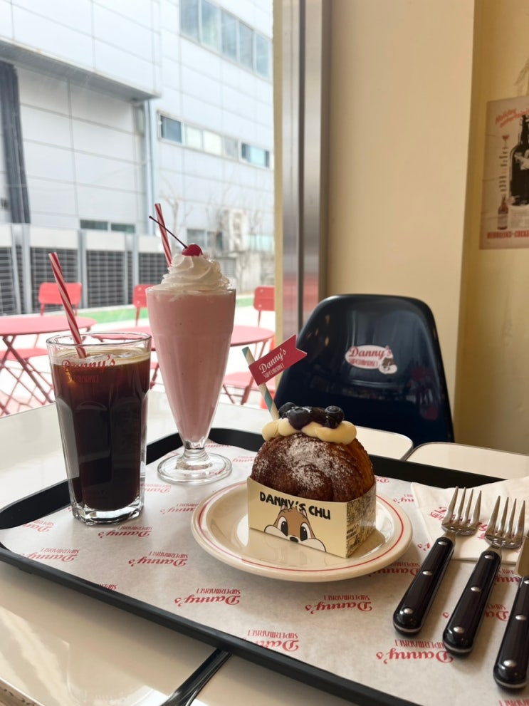 [성수 핫플 카페] 미국 감성 포토존 맛집 대니스 수퍼마켓...