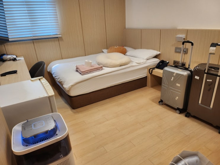 객실내부,침대,우드인테리어