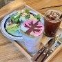[카펜트리] 커피 위에 예쁜 벚꽃이 있는 남양주 카페