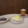 [망원동 카페] 컴피(COMFY)-레몬 레어 치즈 케이크와 휘낭시에가 맛있는 조용하고 깔끔한 디저트 카페