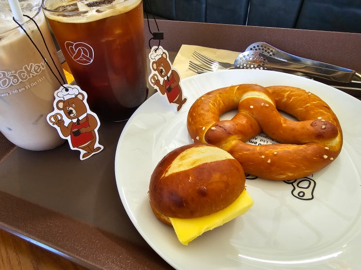 수제 브레첼이 맛있는 천안아산 애견동반카페 벤베커 신정호점