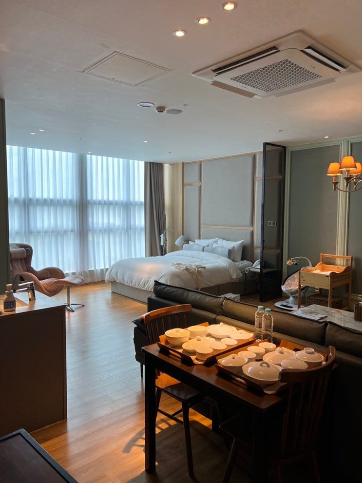 객실,더블침대,식사쟁반,모던인테리어